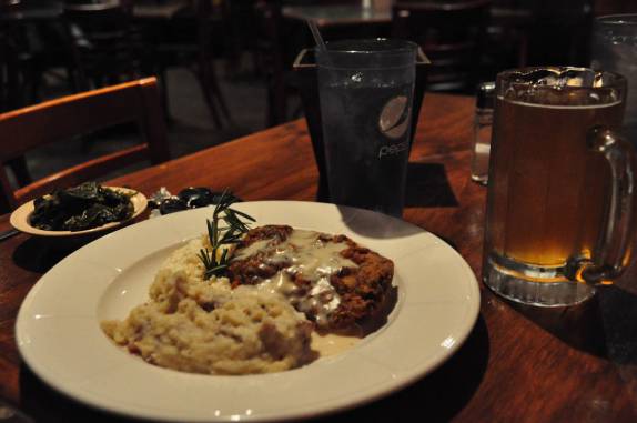 Legítima e deliciosa comida e bebida do Alabama, em restaurante de Tuscaloosa *Estados Unidos)